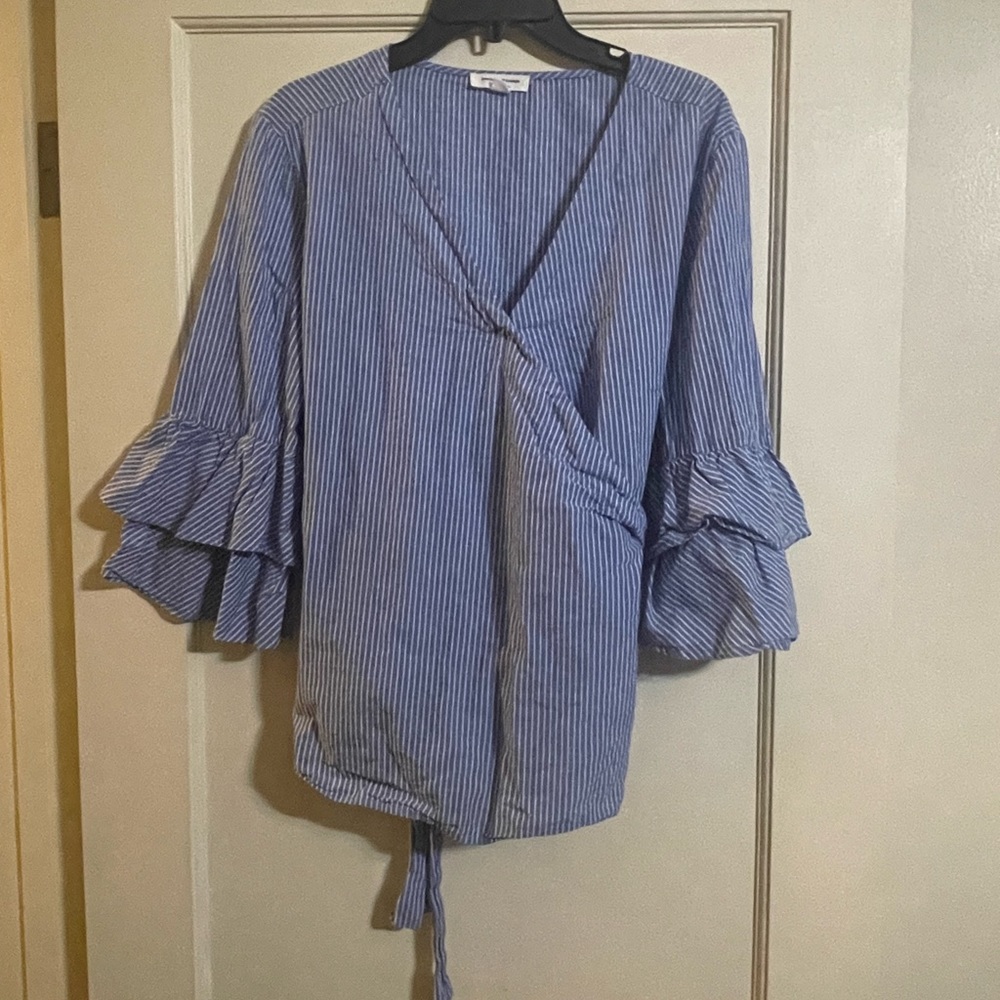 Beachlunch longe blue top with ruffle sleeves. Size XL. Good shape.